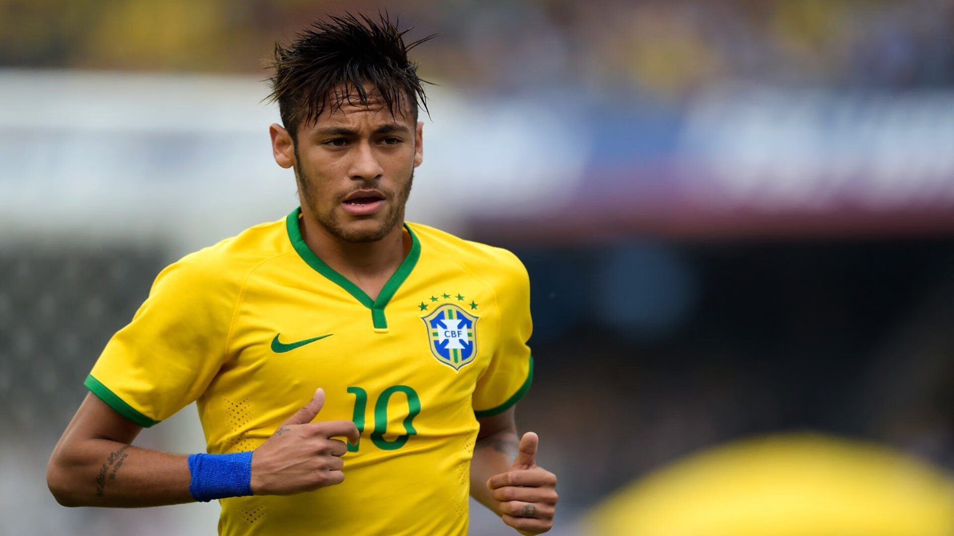 面对强敌，球队积极备战，力求好成绩，足球比赛面对强大的对手怎么安排